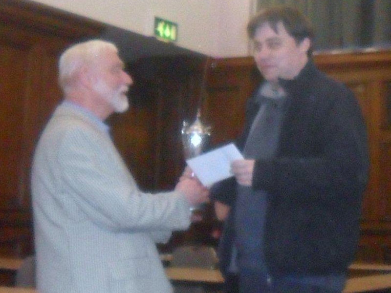 Bruce Holland presents IM Jonathan Hawkins with first prize